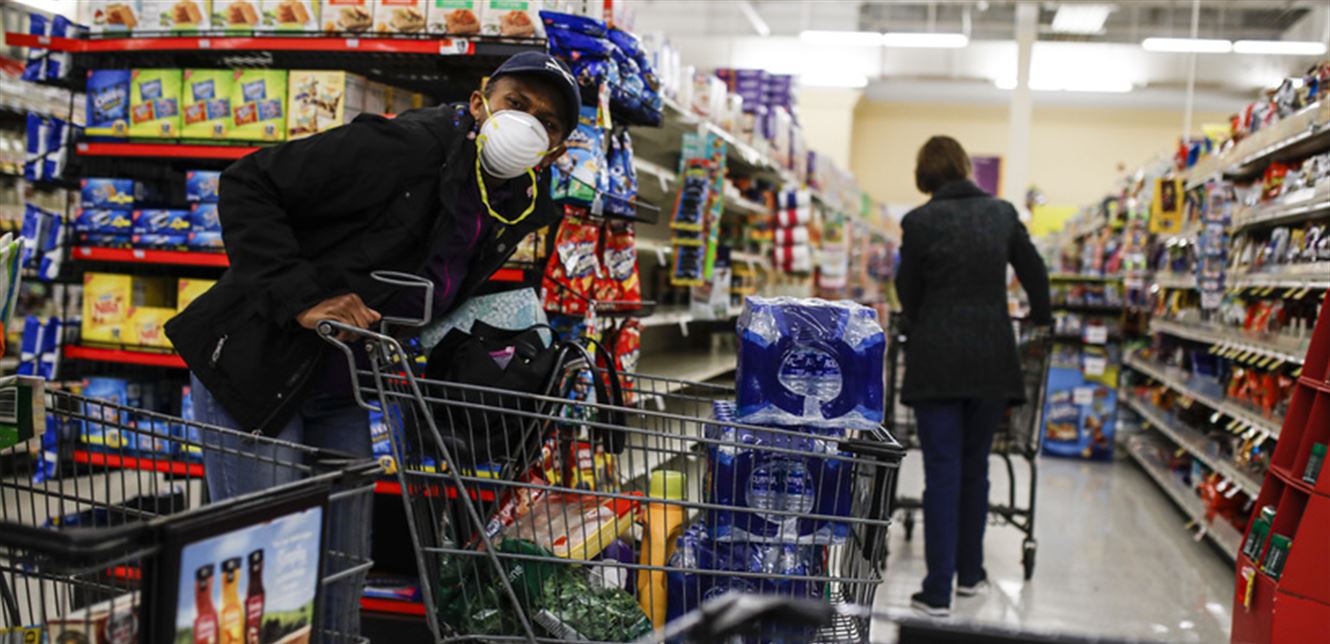 طلب منهما وضع كمامة في المتجر.. فهاجماه