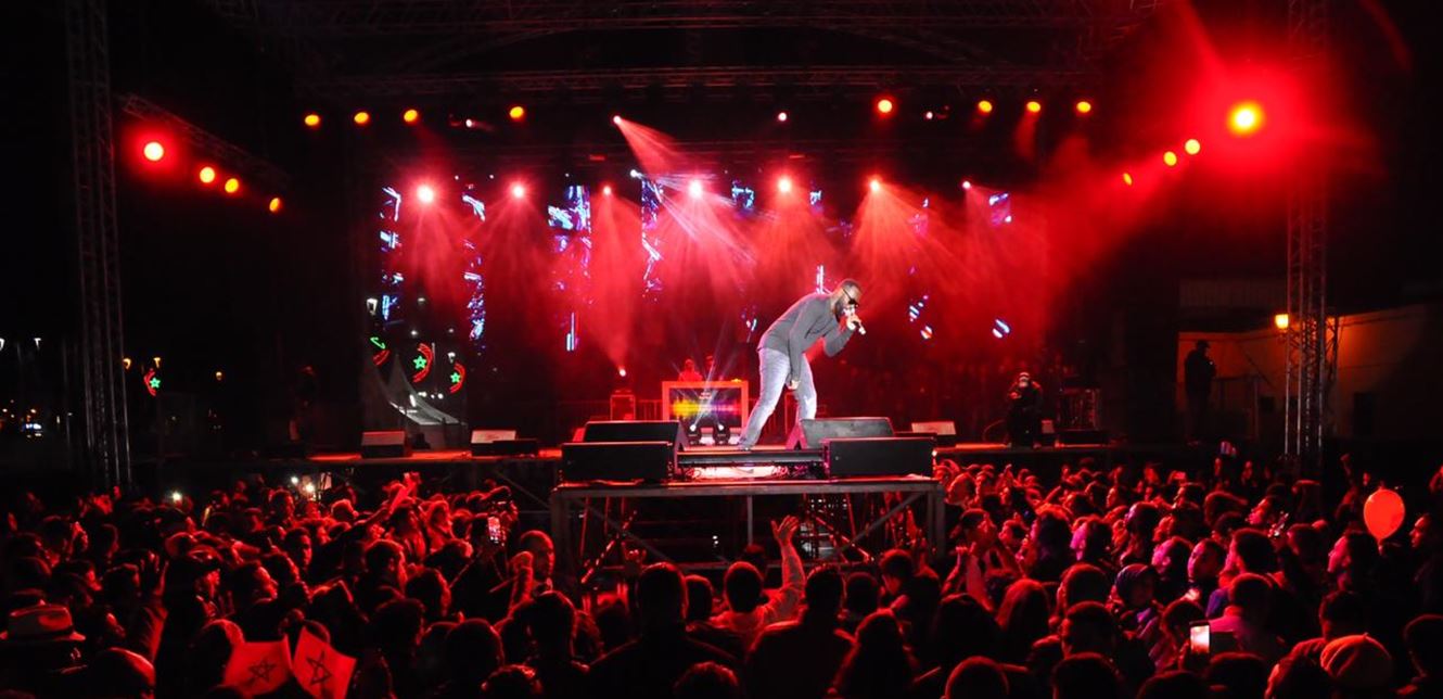 مغنية و حفلة