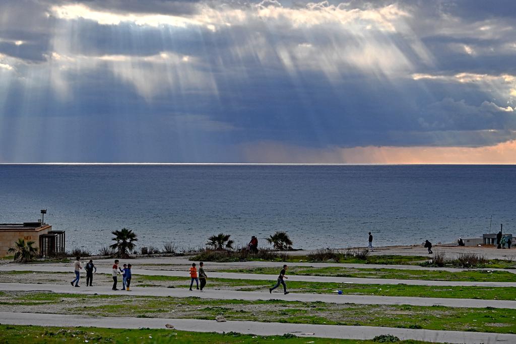 الكورنيش البحري طقس مشمس الشارع اللبناني مواطنون 11