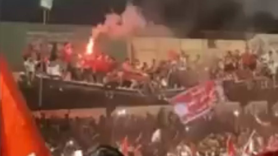 لحظة انهيار مدرجات بالمشجعين في ليبيا (فيديو)