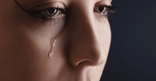 بكاء المرأة أمام حبيبها والسلاح الذي تستخدمه المرأة ضد الرجل 550x286 1