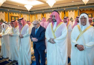 نواف سلام، ولي العهد السعودي، الأمير محمد بن سلمان، العلاقات السعودية اللبنانية، زيارة نواف سلام إلى السعودية، صلاة عيد الفطر في المسجد الحرام، المسجد الحرام، السعودية، جده، المملكة العربية السعودية، العلاقات الثنائية بين لبنان والسعودية، استقبال رسمي في السعودية، تهنئة عيد الفطر، نواف سلام في السعودية، القنصل العام اللبناني في السعودية، السفير السعودي لدى لبنان، التعاون بين لبنان والسعودية، زيارة رسمية للسعودية، الملك عبد العزيز الدولي، المراسم الملكية في مكة, Naufal Salam, Saudi Crown Prince, Prince Mohammed bin Salman, Saudi-Lebanese relations, Naufal Salam’s visit to Saudi Arabia, Eid al-Fitr prayer at the Grand Mosque, Grand Mosque, Saudi Arabia, Jeddah, Kingdom of Saudi Arabia, bilateral relations between Lebanon and Saudi Arabia, official reception in Saudi Arabia, Eid al-Fitr greetings, Naufal Salam in Saudi Arabia, Lebanese Consul General in Saudi Arabia, Saudi Ambassador to Lebanon, Lebanon-Saudi cooperation, official visit to Saudi Arabia, King Abdulaziz International Airport, Royal Protocols in Mecca