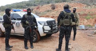 الجيش السوري, حزب الله, الحدود السورية اللبنانية, قصف مدفعي, اشتباكات على الحدود, تعزيزات عسكرية, تنسيق بين الجيش اللبناني, تدمير مستودع ذخيرة, الطاقم الصحفي, قذيفة كورنيت, تصعيد عسكري, توتر على الحدود, الجيش اللبناني, لبنان سوريا, تعزيزات عسكرية سورية, مقتل جندي سوري, مواجهة عسكرية, حماية الحدود, اشتباكات حدودية, الأمن اللبناني, الإرهاب على الحدود, المناطق الحدودية, تنسيق عسكري, معركة الحدود,Syrian army, Hezbollah, Syria-Lebanon border, artillery shelling, clashes at the border, military reinforcements, Lebanese army coordination, ammunition depot destruction, media crew attack, Cornet missile, military escalation, border tensions, Lebanese-Syrian border, Syrian military reinforcements, Syrian soldier death, military confrontation, border protection, border clashes, Lebanese security, border security, cross-border fighting, Syrian-Lebanon military cooperation, military operations