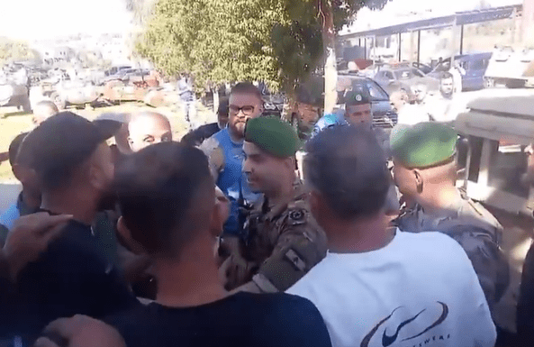 بالفيديو أهالي بليدا يطردون اليونيفيل احتجاجًا على صمتها بعد المجزرة الإسرائيلية 999999997846978469749497469469633333