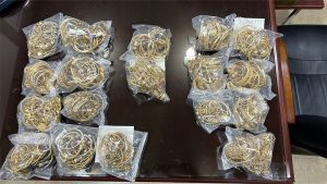 قوى الأمن الداخلي تطيح بعصابة سرقة مليون دولار من الذهب في صور 2 قوى الأمن الداخلي تطيح بعصابة سرقة مليون دولار من الذهب في صور 2